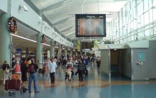 Женщина подает в суд на партнера из-за упущенного рейса для посещения музыкального мероприятия