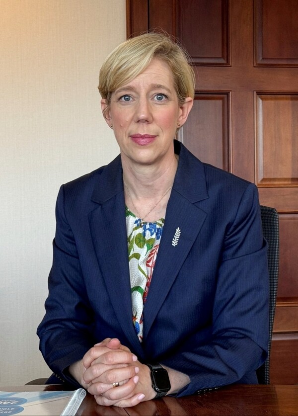 New Zealand's Central Bank Holds Interest Rate at Record Low